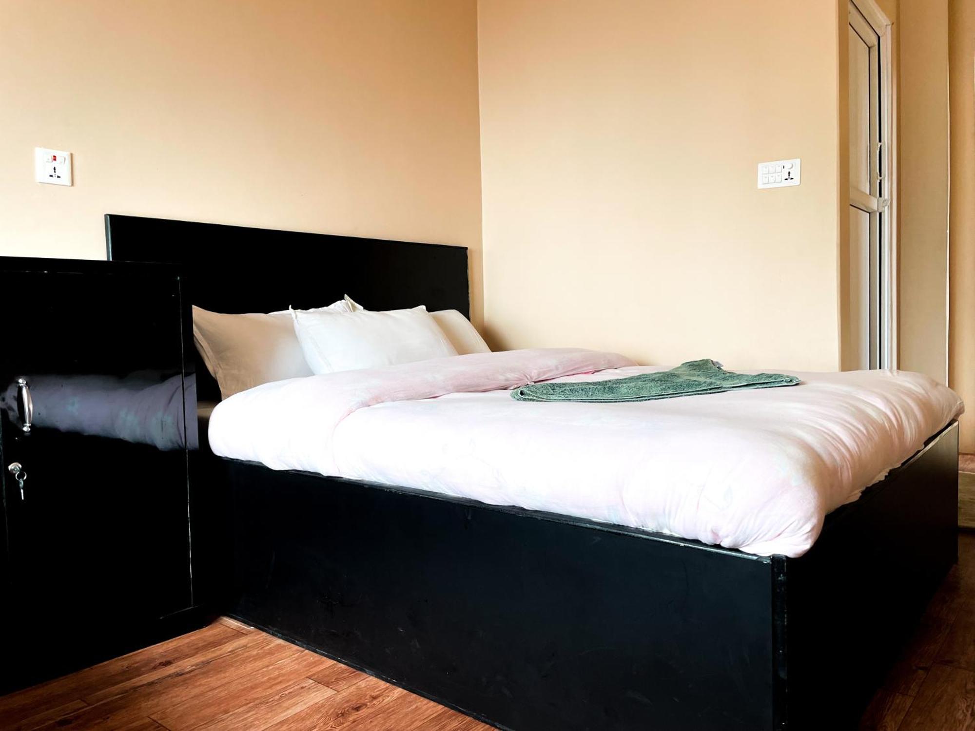 Yuriko Guest House Pokhara Buitenkant foto