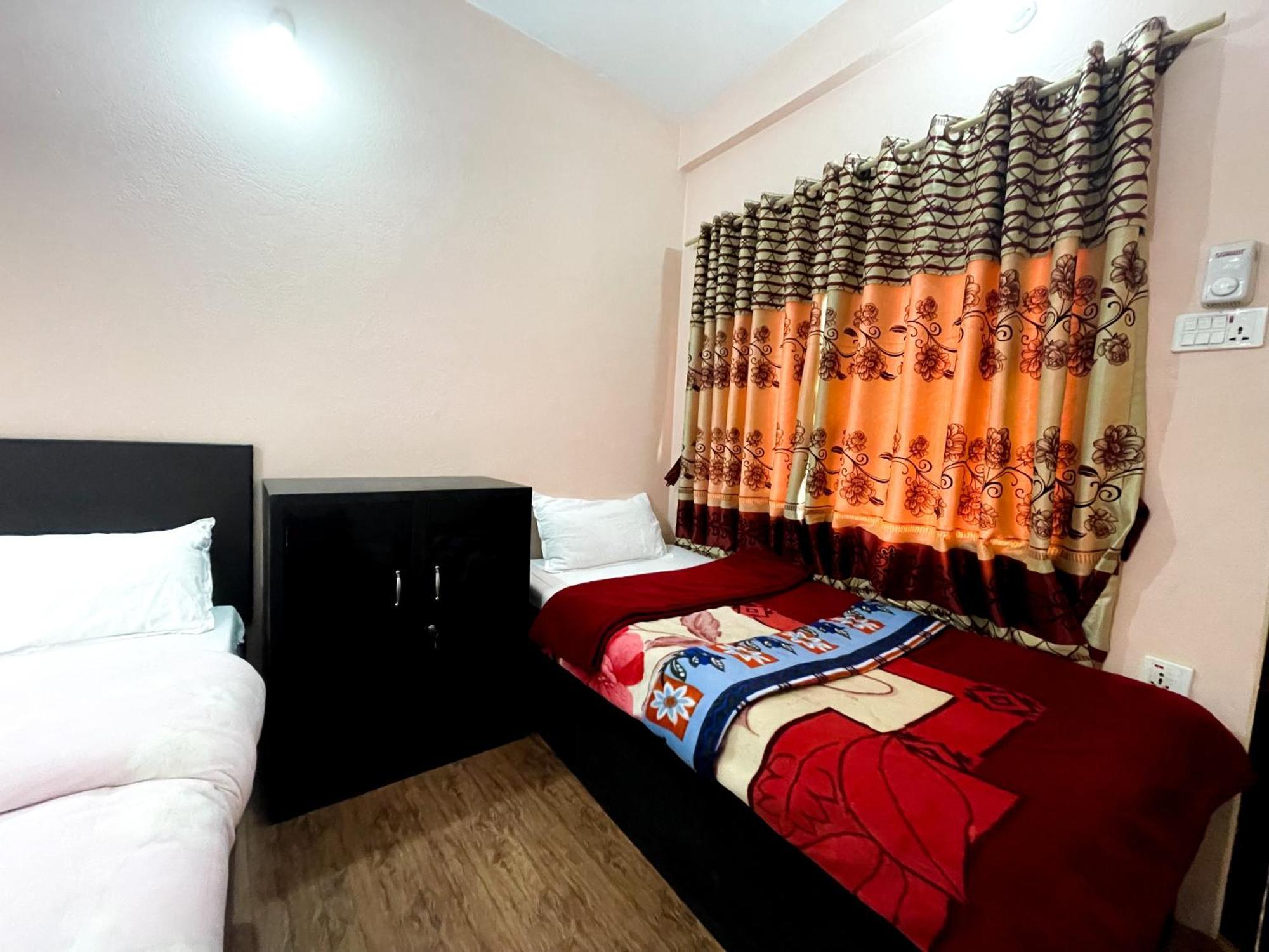 Yuriko Guest House Pokhara Buitenkant foto